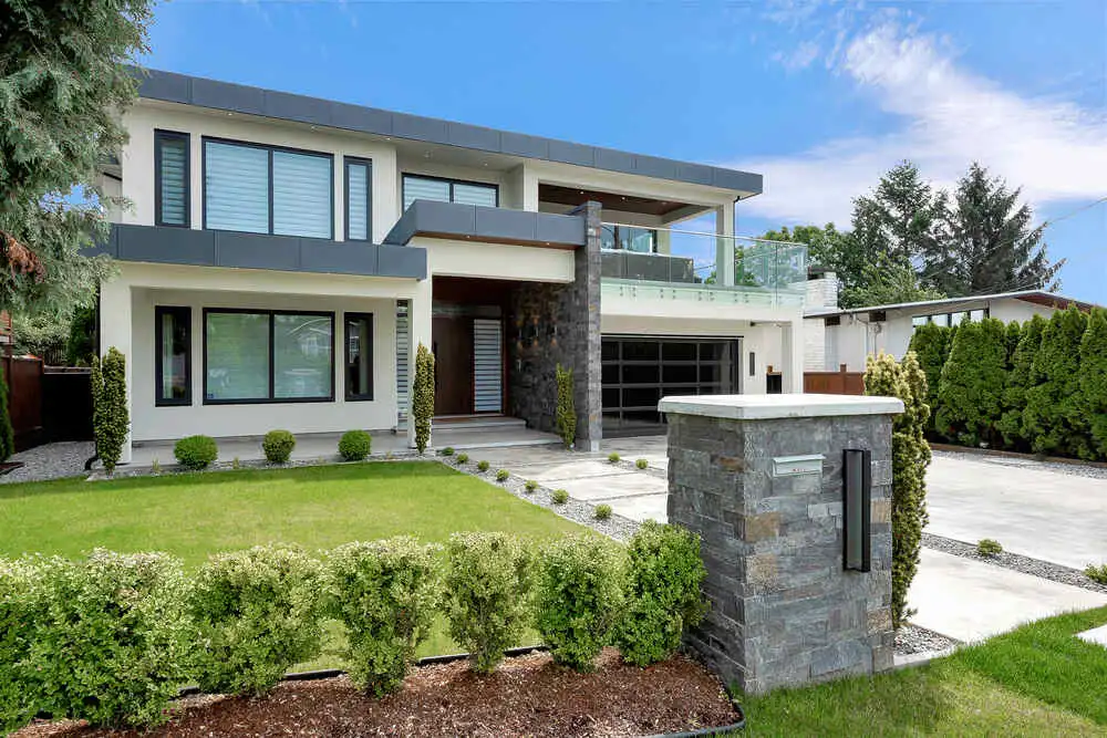 Elegant house with open concept and luxury furnishings
